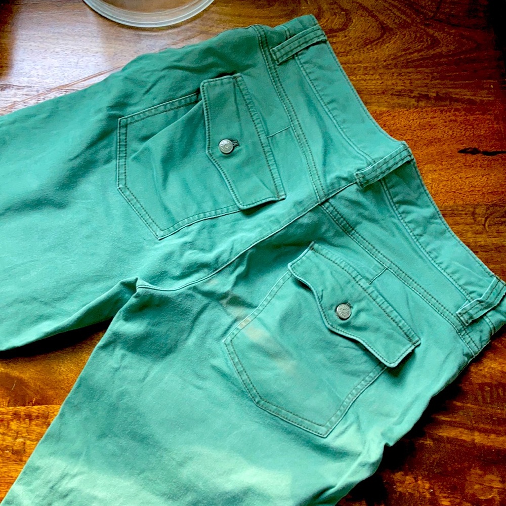 Skinny Fossil green slacks knee and pocket detail